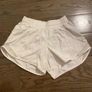 white lululemon hottie hots low rise size 4 inseam 4